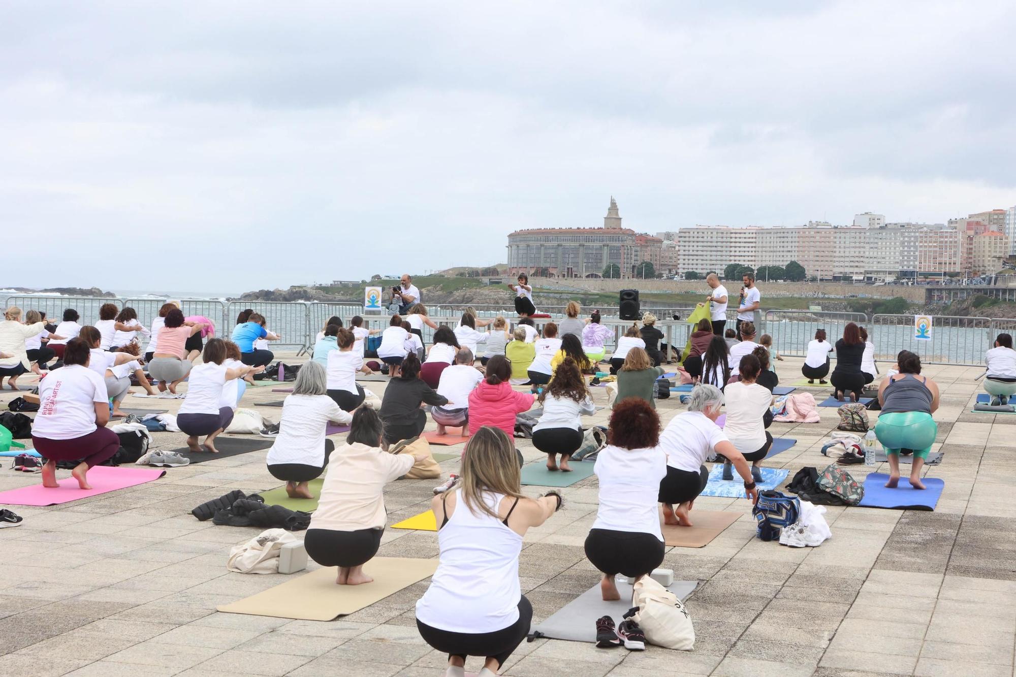 Clase de yoga y meditación en las Esclavas a cargo de la profesora de la embajada de la India