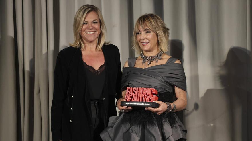 Hortensia Maeso recibio el galardón de manos de la directora general de Igualdad, Davinia Bono.