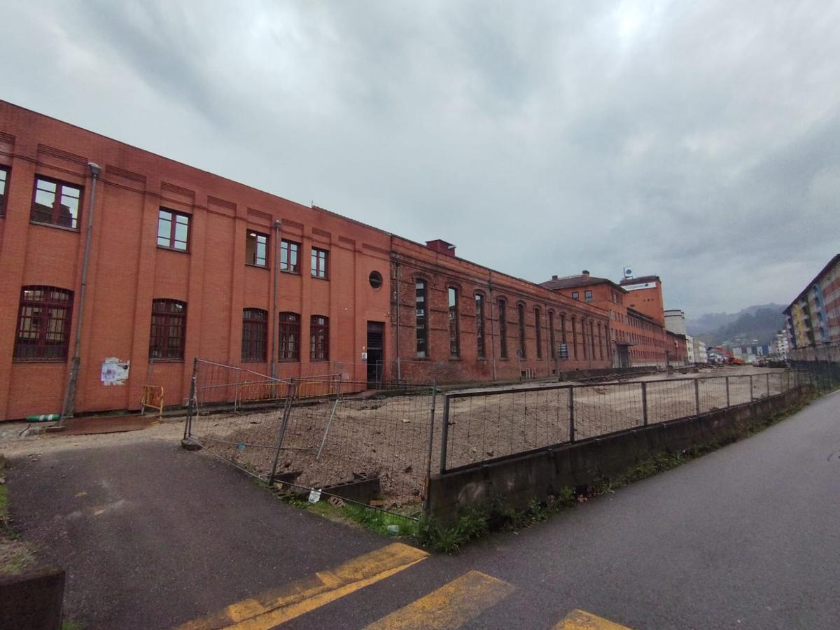 El frente de fachadas de los edificios de la antigua fábrica.
