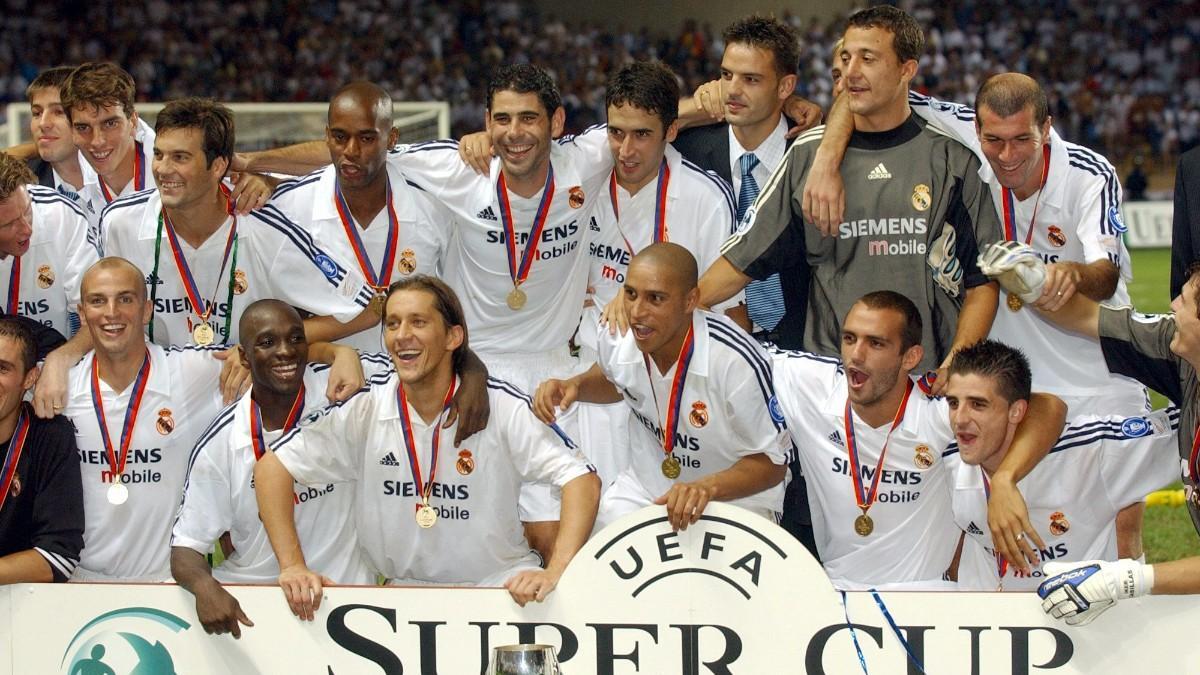 El Real Madrid celebra la Supercopa de Europa conseguida en 2002