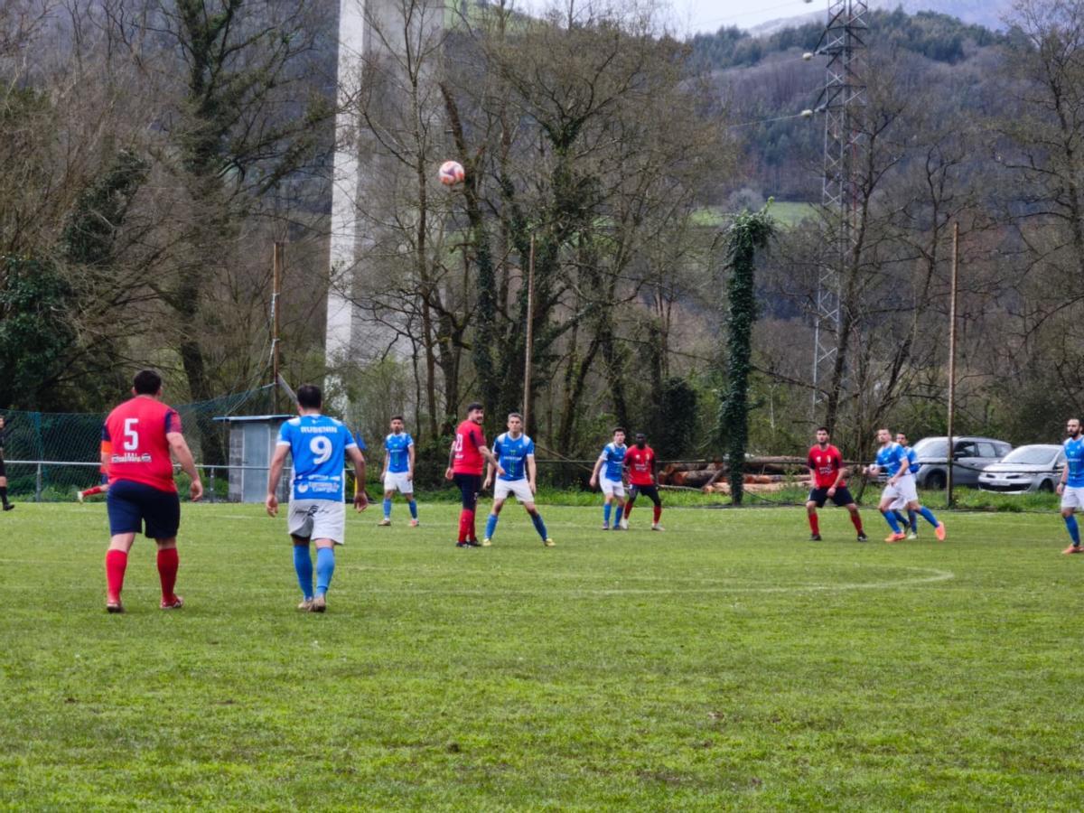 Un momento del partido de los del Cornellana.