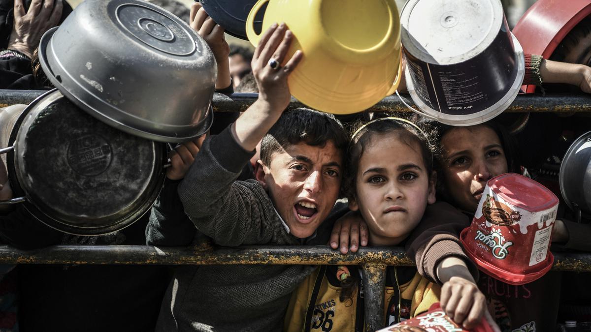 Niños frente a un centro de distribución de alimentos en Gaza.