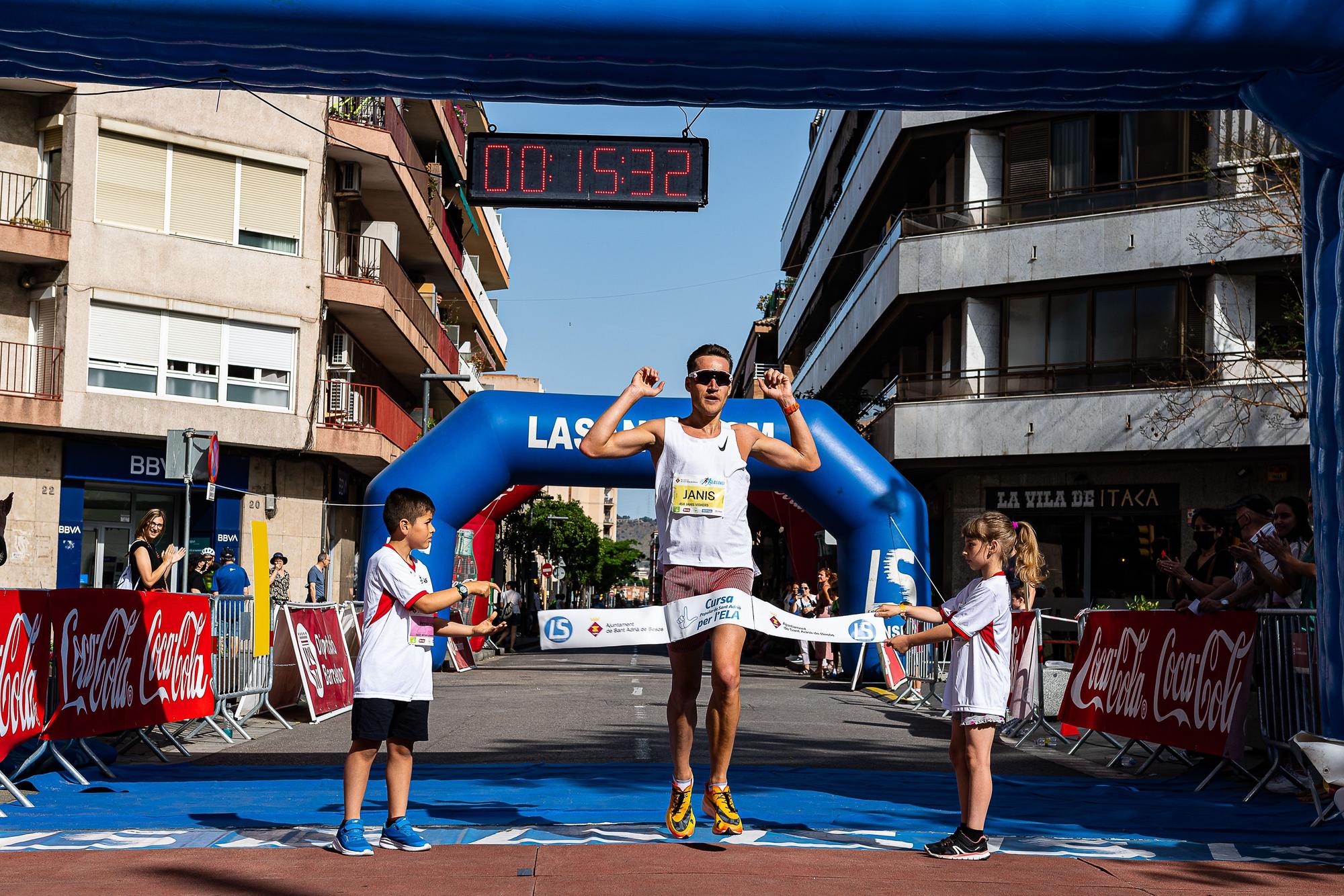 Gran matinal en la 5º edición de la Carrera por la ELA en Sant Adrià de Besòs