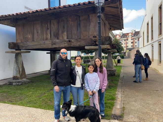 El hórreo del siglo XVI restaurado ya luce en el centro de Villaviciosa