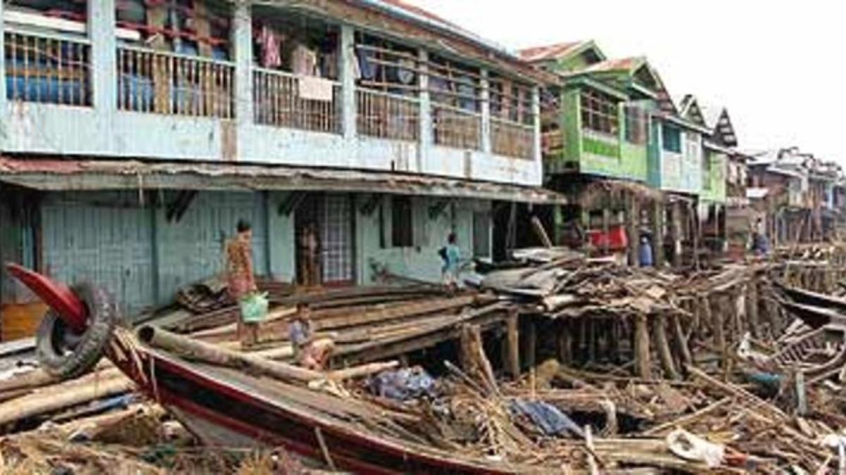 Viviendas destruídas por el paso del ciclón 'Nargis' en Labutta, Birmania, hoy.
