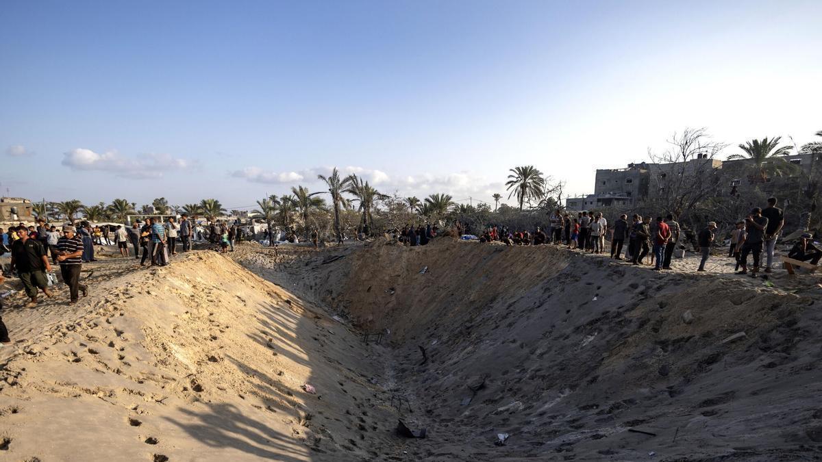 Cráter provocado por bombardeos israelíes en la zona de Al-Mawasi, el el sur de Gaza, el 10 de septiembre de 2024.