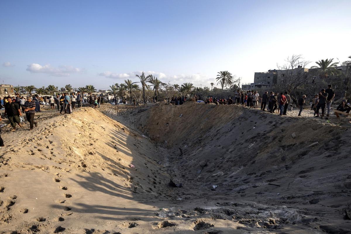 Cráter provocado por bombardeos israelíes en la zona de Al-Mawasi, el el sur de Gaza, el 10 de septiembre de 2024.
