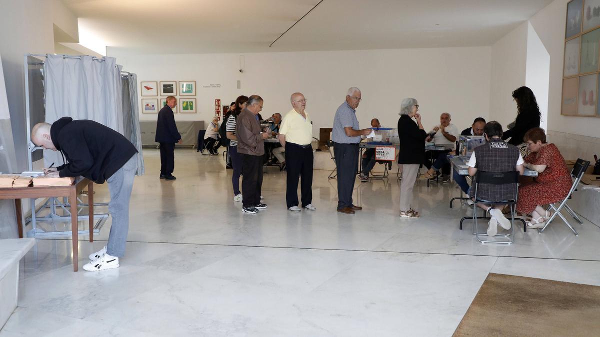 Votantes en el Centro Gallego de Arte Contemporáneo de Santiago