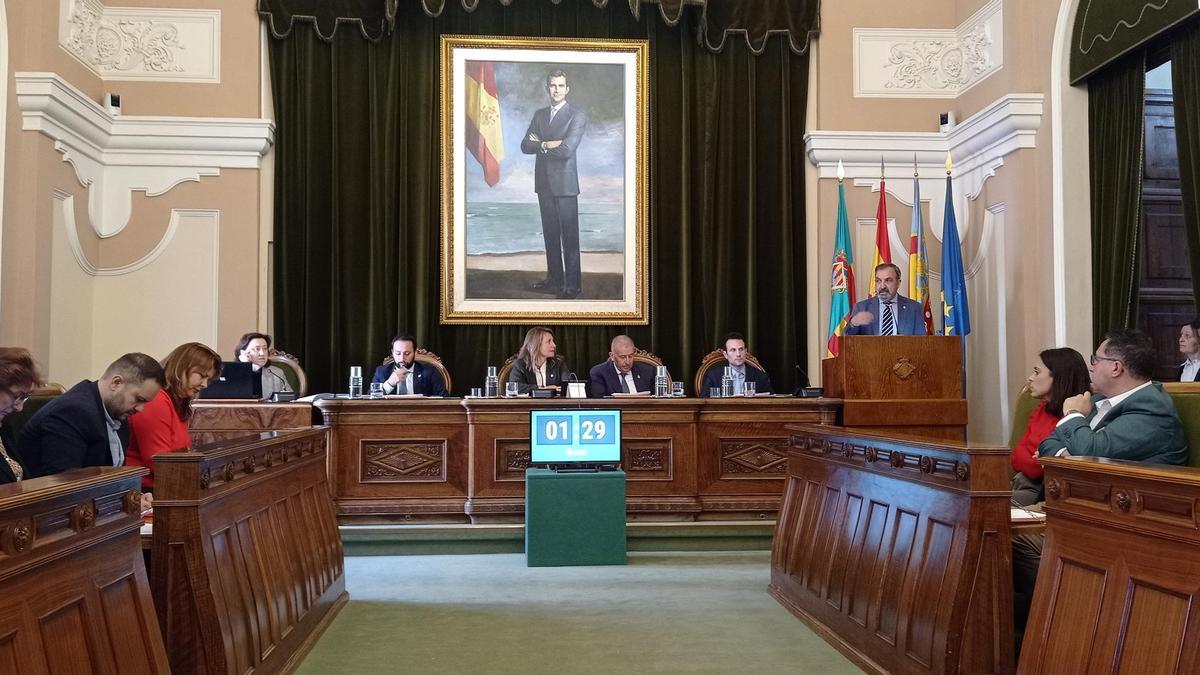 Un momento de la intervención del concejal de Hacienda, Juan Carlos Redondo, durante el pleno de este jueves en Castelló.