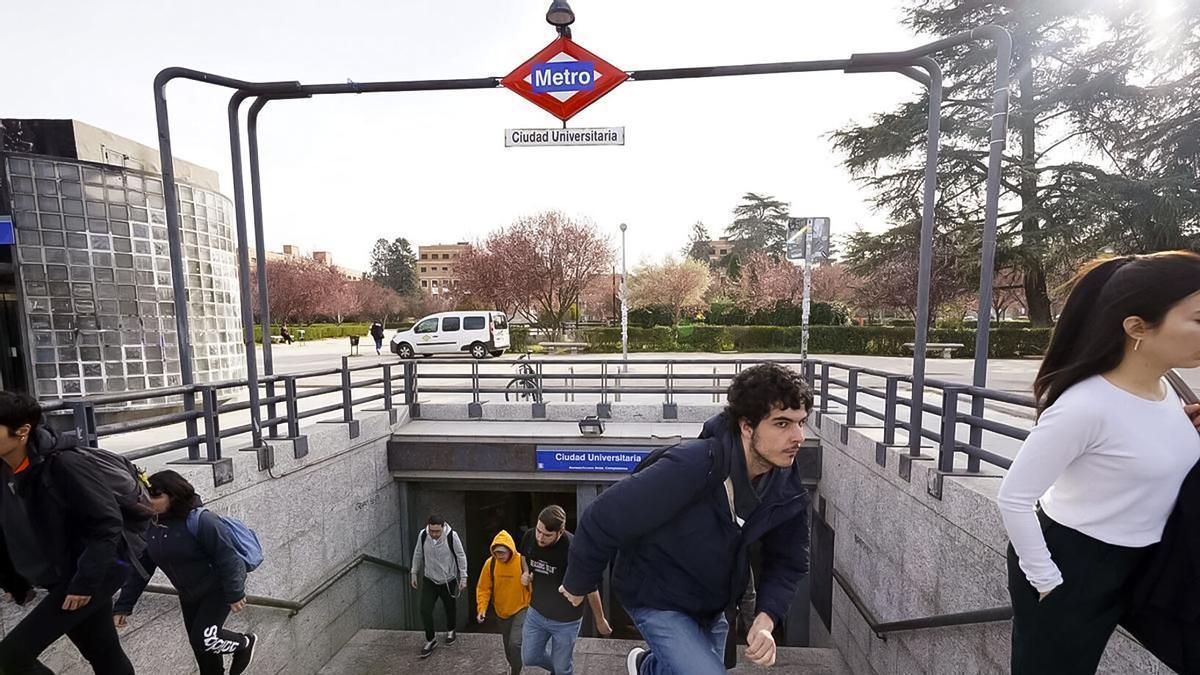 Estudiantes a la salida del metro de la línea 6 en Ciudad Universitaria, en Madrid.. JOVENES.