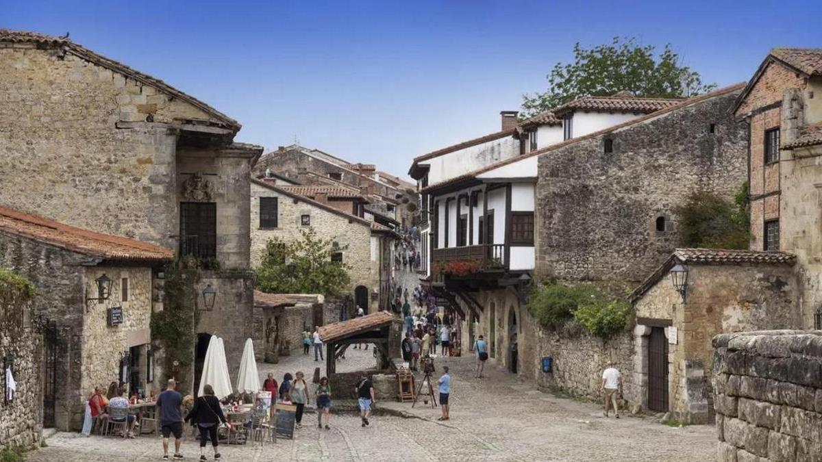 Ni Albarracín, ni Sigüenza: el pueblo medieval más bonito de España tiene cuevas Patrimonio de la Humanidad y está en el Cantábrico