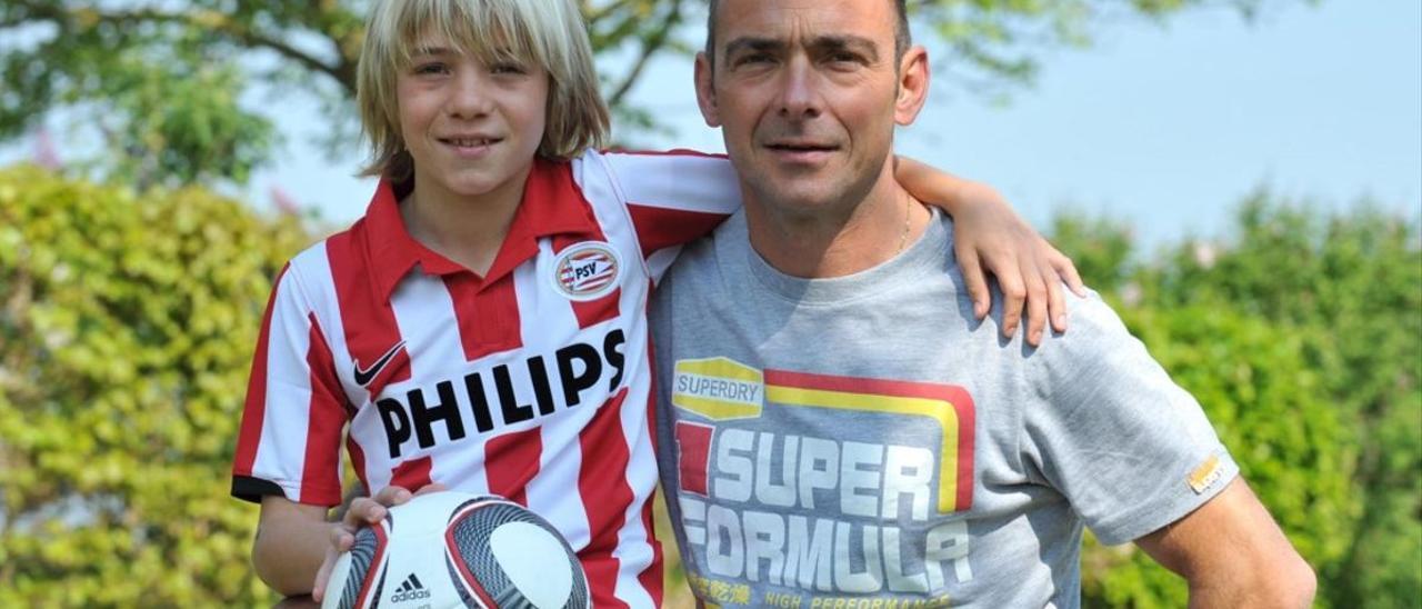 Remco Evenepoel, con la camiseta del PSV Eindhoven, y su padre Patrick.