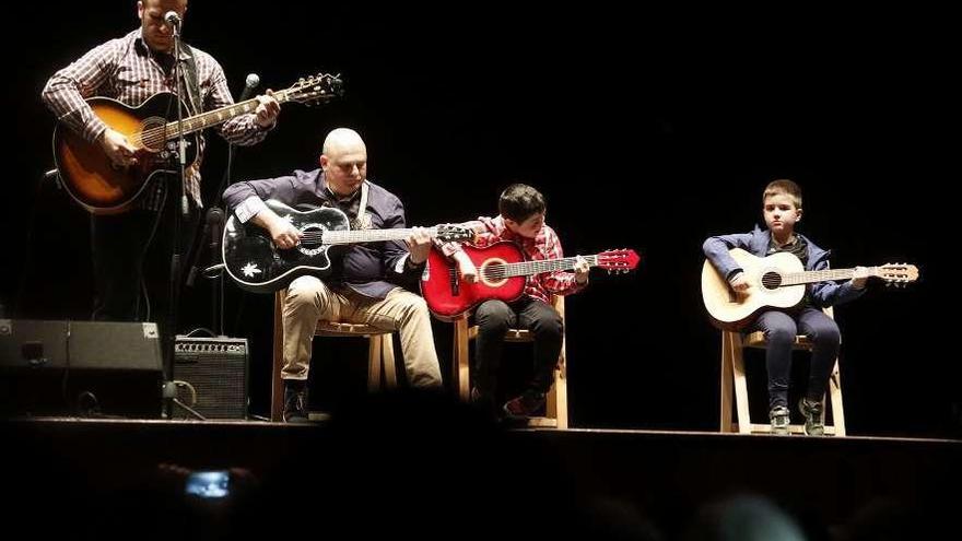 Una de las actuaciones del festival de fin de curso de Artes y Oficios, ayer, en la Casa de Cultura.