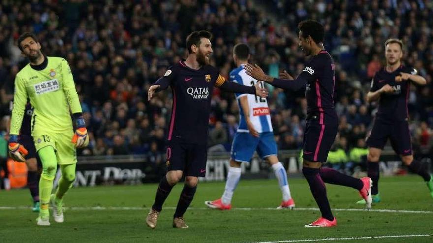 Messi y Neymar celebran uno de los goles del Barcelona ante un desolado Diego López.