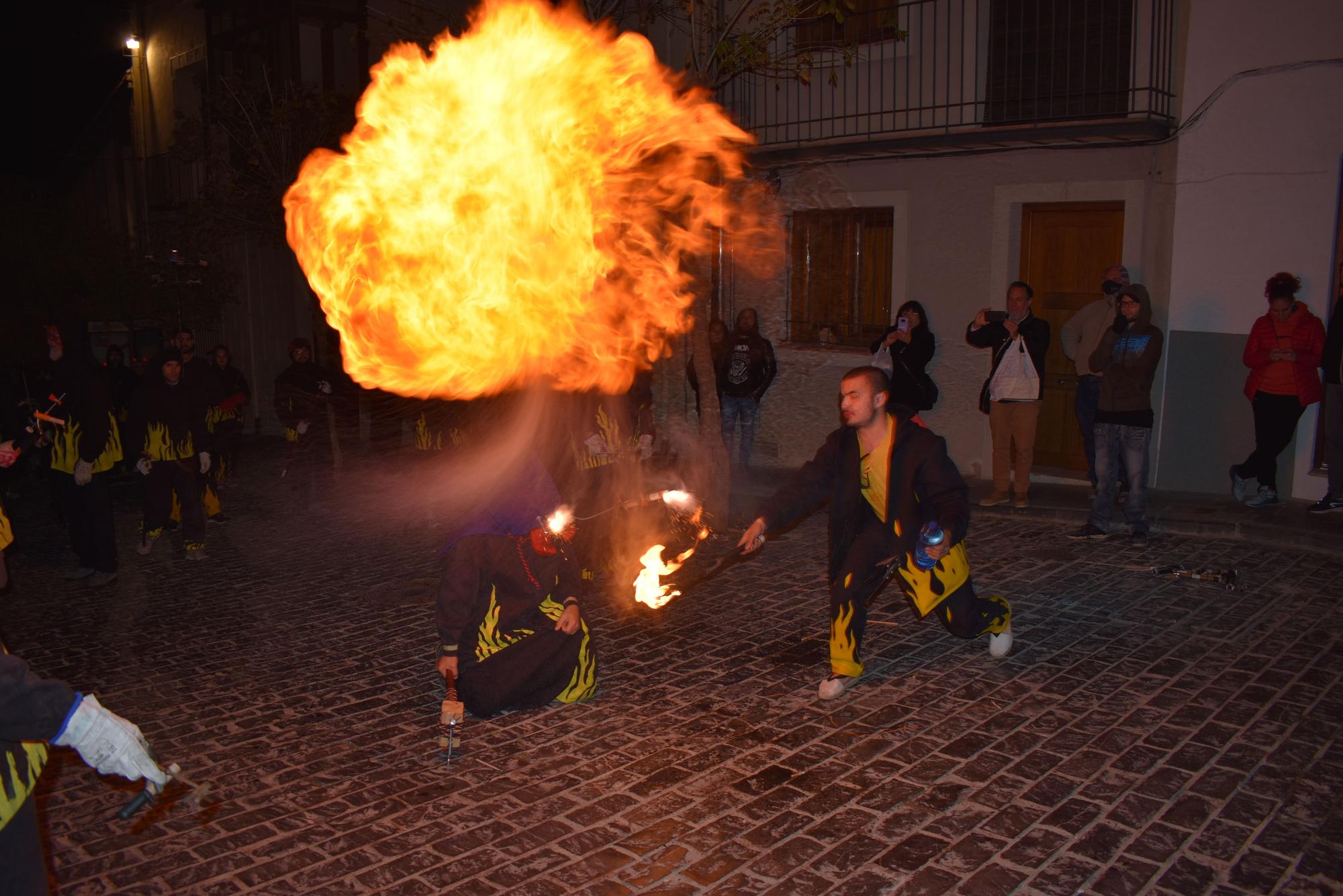 Morella se enciende por el tradicional encuentro de los 300 'dimonis'