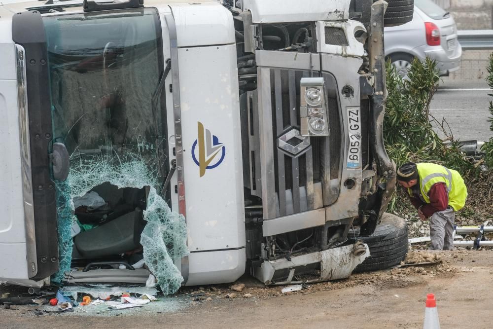 Un accidente corta dos carriles de la A-31