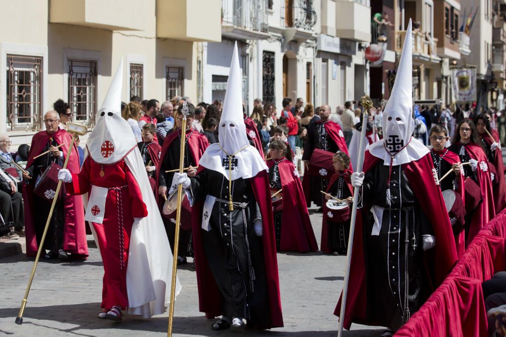 Vecinos y visitantes de Benetússer asisten a la representación del Calvario de Jesucristo.