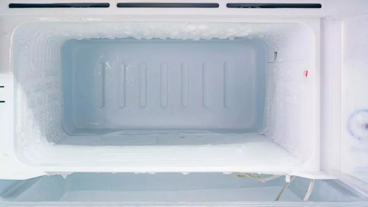 Hielo en el congelador.