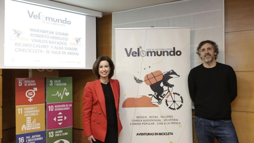 La alcaldesa de Ejea, Teresa Ladrero, presentó el festival junto a Víctor Domínguez, de la Asociación OCRE. | SERVICIO ESPECIAL