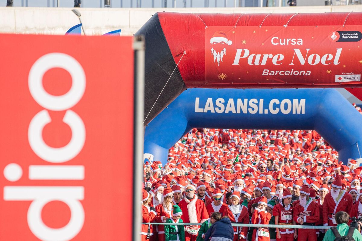 Cientos de Santa Claus corren por Barcelona en la primera Cursa del Pare Noel