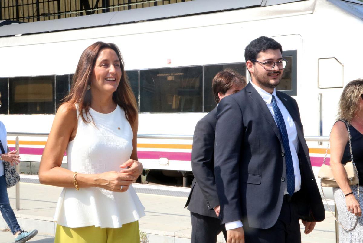 La consellera Esther Niubó i l'alcalde de Portbou, Gael Rodríguez, a l'arribada a l'estació.