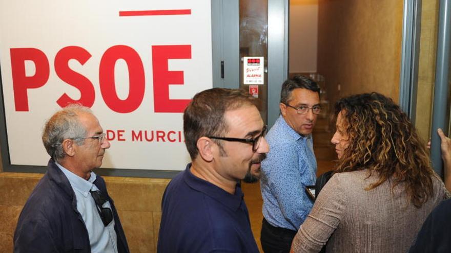 Dirigentes socialista entrando ayer a la sede regional de la calle Princesa.