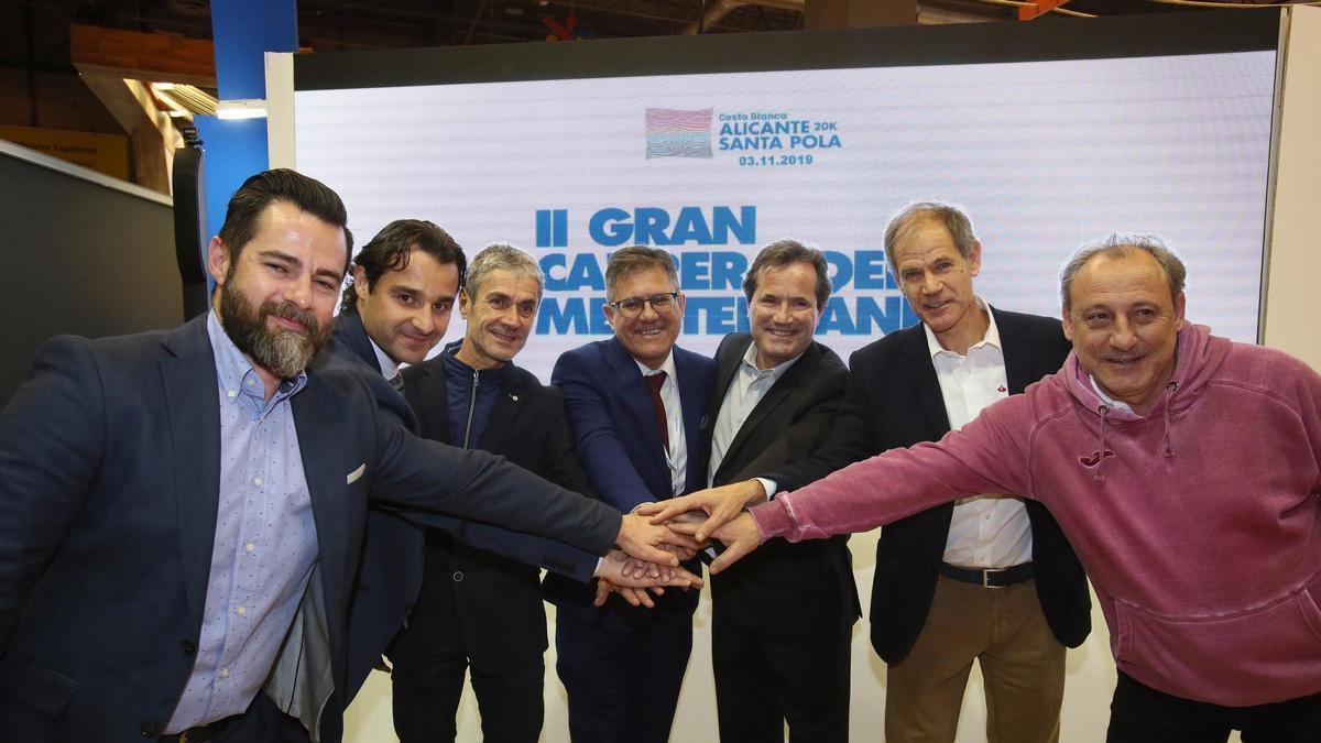 Los tres atletas históricos, en una imagen de archivo grupal, durante un acto en Alicante