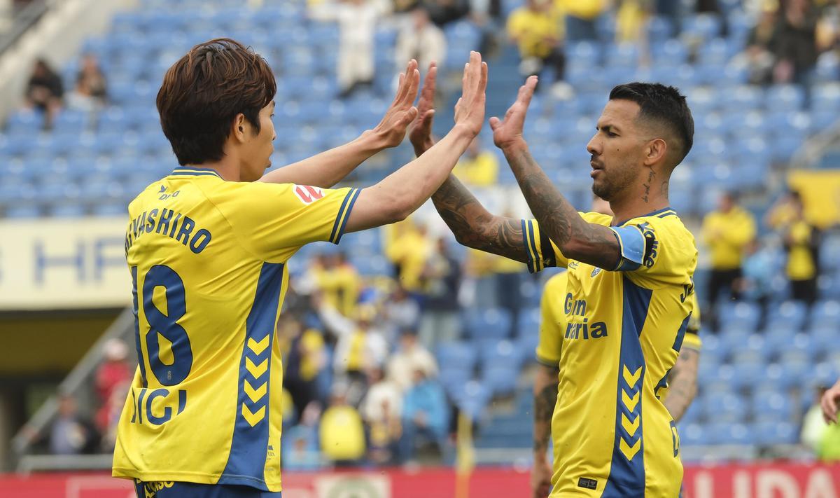 Taisei Miyashiro y Jonathan Viera se chocan las manos tras el gol del japonés ante el Ceuta, el pasado domingo.