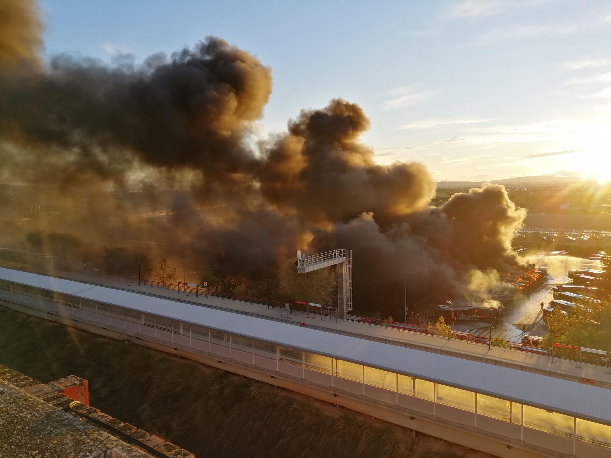 Incendio en València: las espectaculares llamas de la EMT