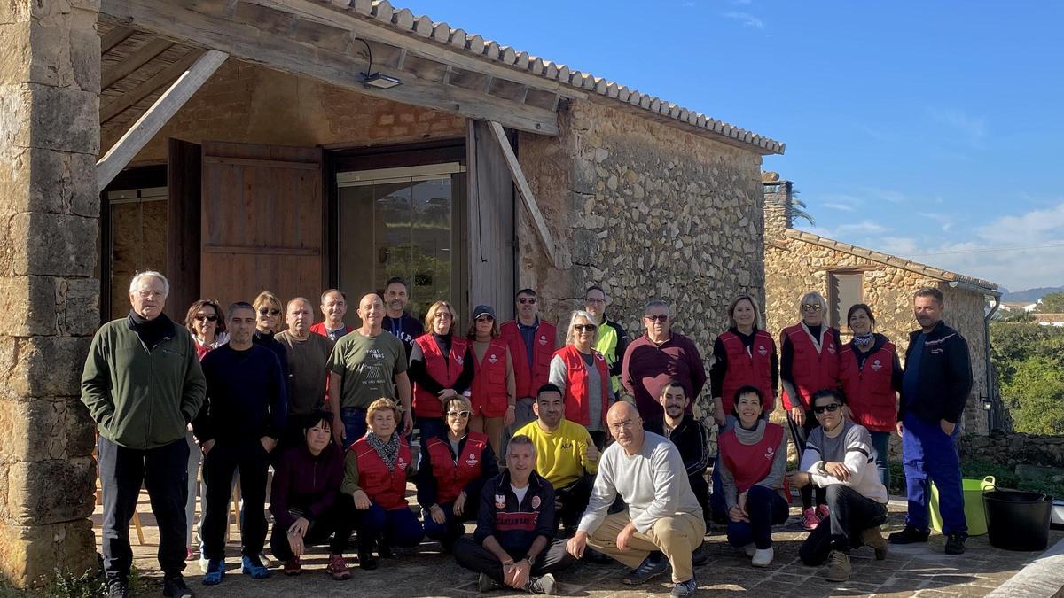 Los voluntarios que participaron en la recogida de las mandarinas ecológicas