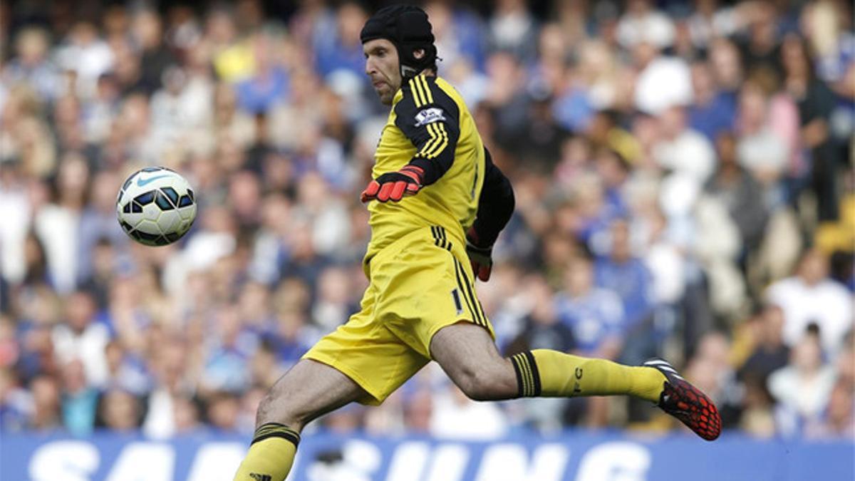 Cech, despejando un balón en la portería del Chelsea