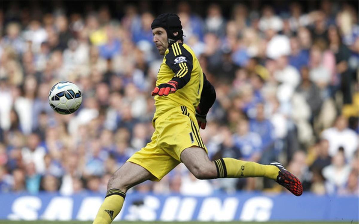 Cech, despejando un balón en la portería del Chelsea