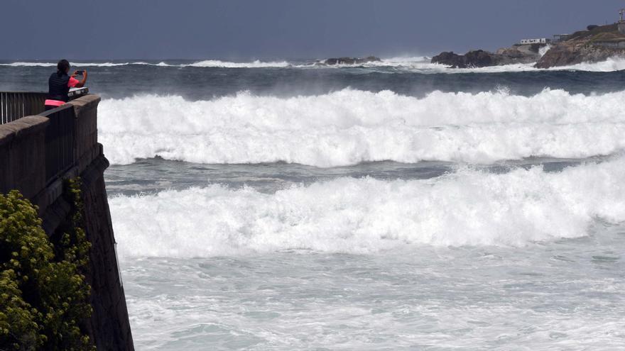 Activada la alerta naranja en todo el litoral gallego con olas de hasta siete metros