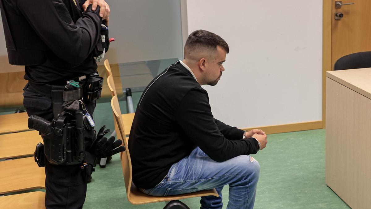 El acusado sentado este lunes en el banquillo al inicio del juicio.