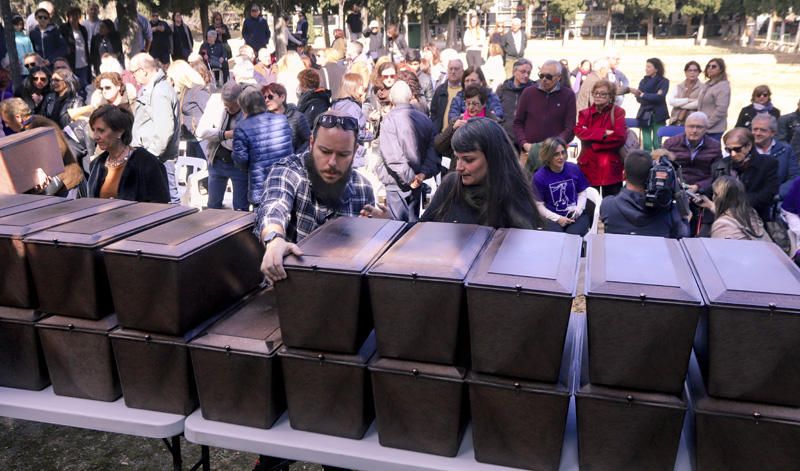 Entrega de los restos de los fusilados por el franquismo a sus familiares, en Paterna