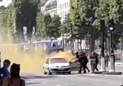 Las imágenes del ataque a un furgón policial en París