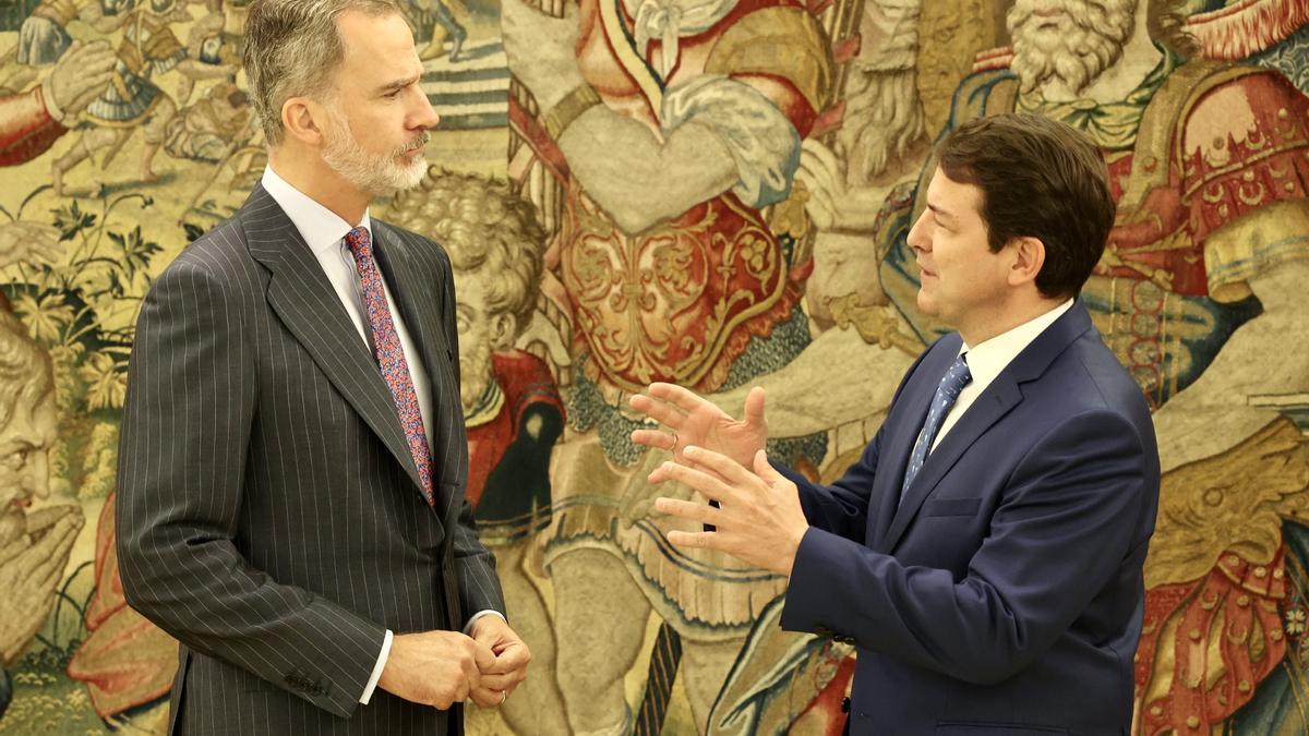 El rey Felipe VI recibe al presidente de la Junta de Castilla y León, Alfonso Fernández Mañueco.
