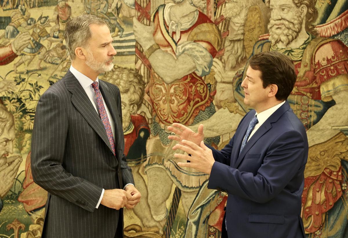 El rey Felipe VI recibe al presidente de la Junta de Castilla y León, Alfonso Fernández Mañueco.