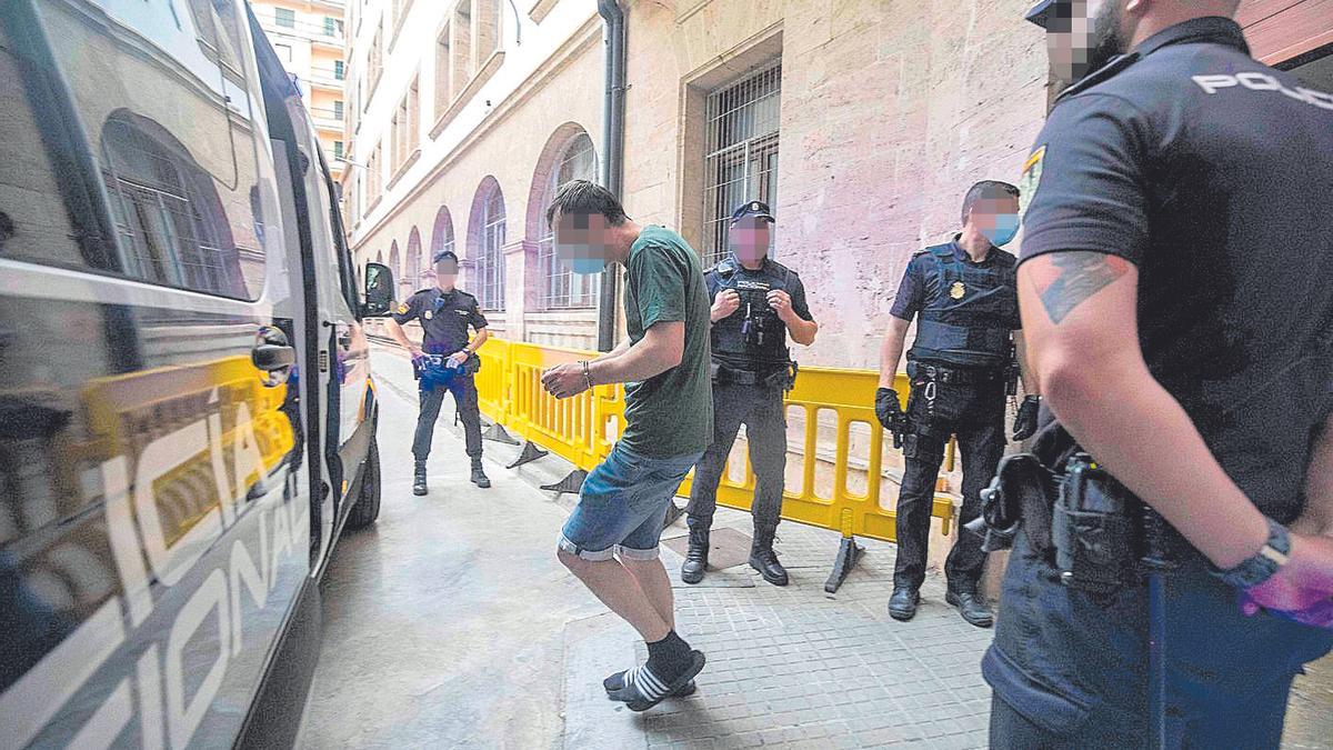 Uno de los detenidos por el incendio sale de los juzgados, tras prestar declaración ante el juez. | GUILLEM BOSCH