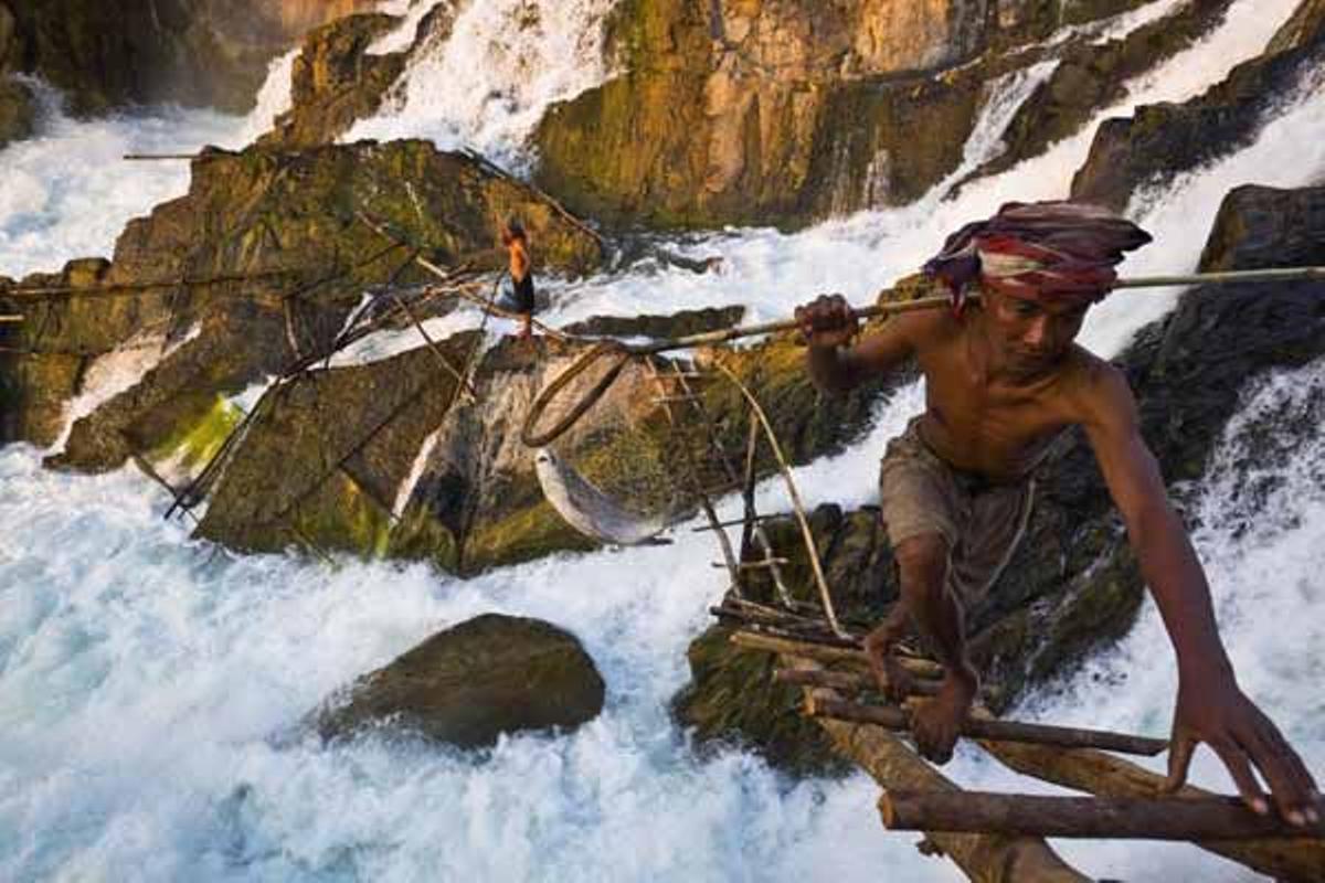 Pescadores tradicionales en las cataratas de la isla de Khong. Este lugar es uno de los más peligrosos donde se practica la pesca.