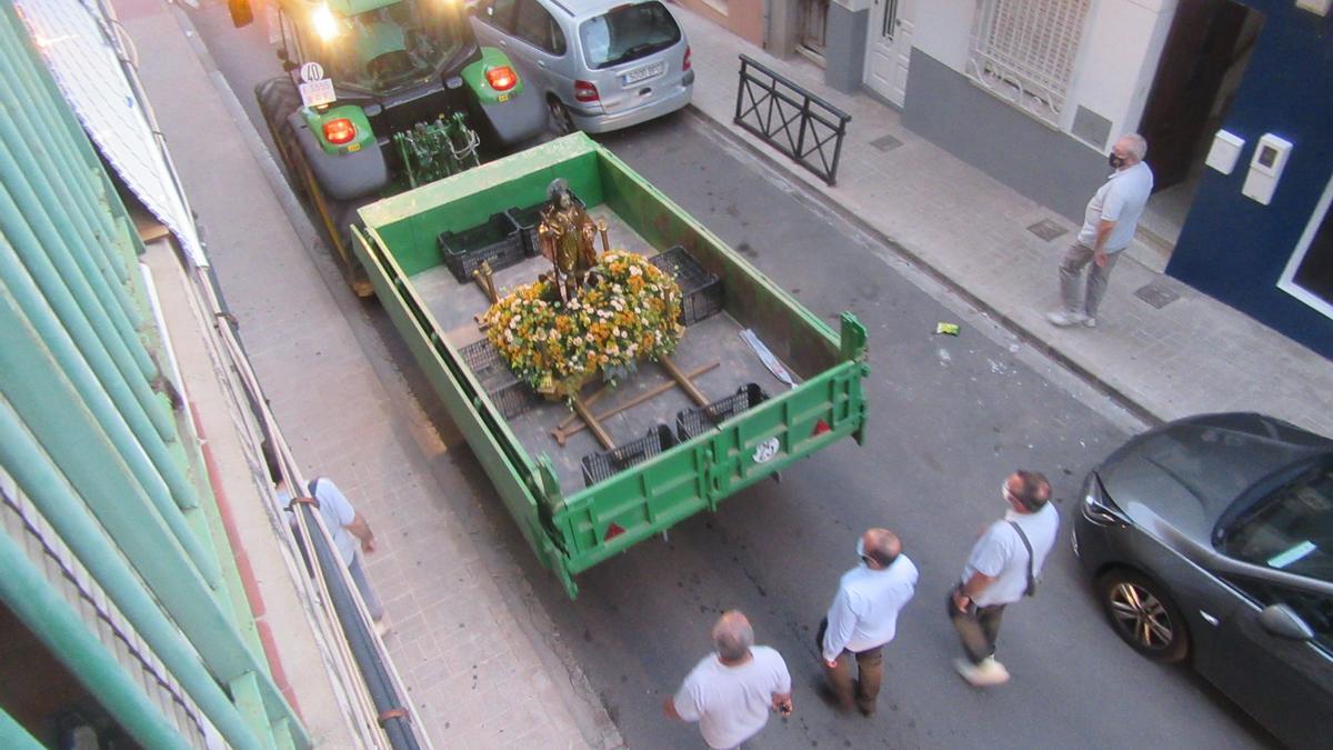 Sant Roc se sube al tractor en Burjassot.