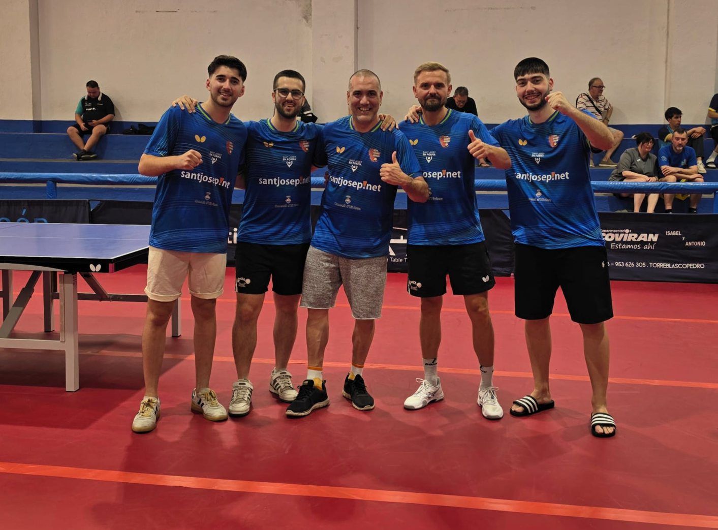Los jugadores del Santjosep.net celebran el ascenso conseguido el pasado domingo. | SANTJOSEP.NET