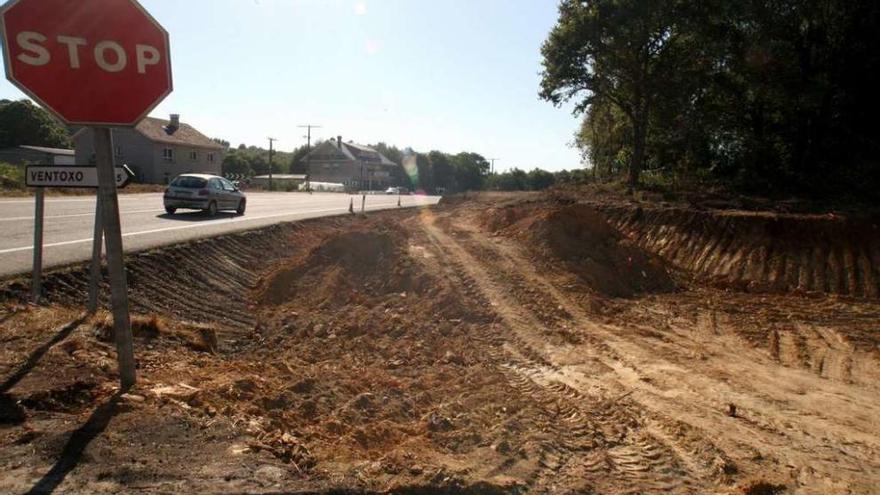 El terreno excavado tras el inicio de las obras de mejora de la carretera nacional N-541. // Bernabé/Noelia Porta