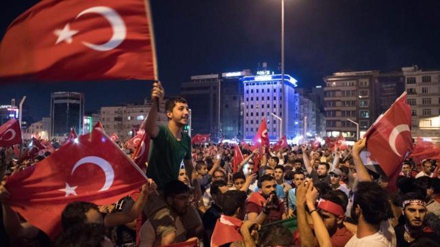 Los ciudadanos siguen en la calle para apoyar a Erdogan