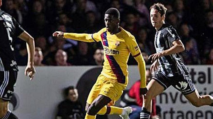 Ousmane Dembelé controla la pilota davant el local Sergio Ayala