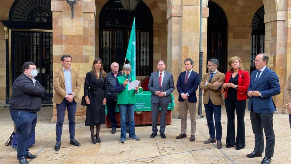 El alcalde de Oviedo, Alfredo Canteli, en el centro, junto a varios concejales, delante del Ayuntamiento. | LNE