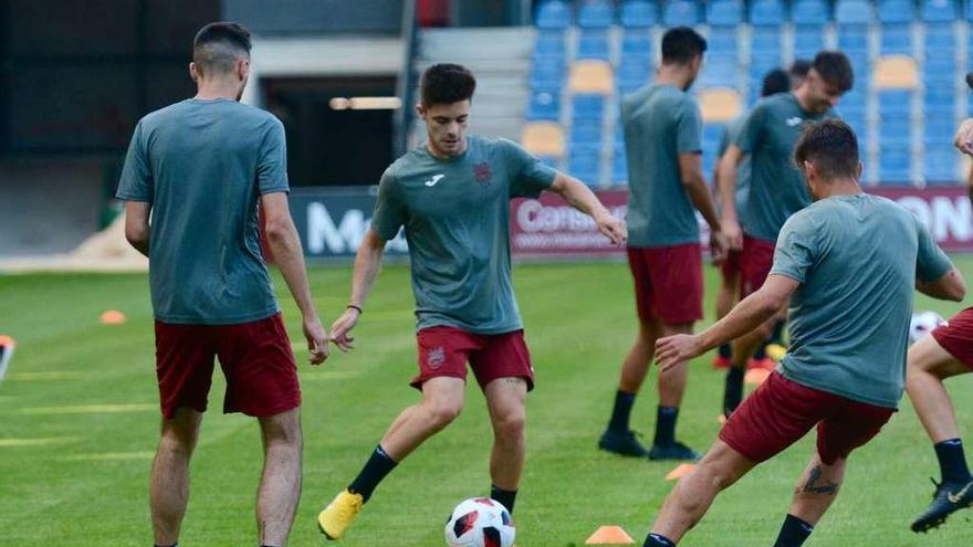 Jugadores del Pontevedra durante un reciente entrenamiento en Pasarón. // Rafa Vázquez