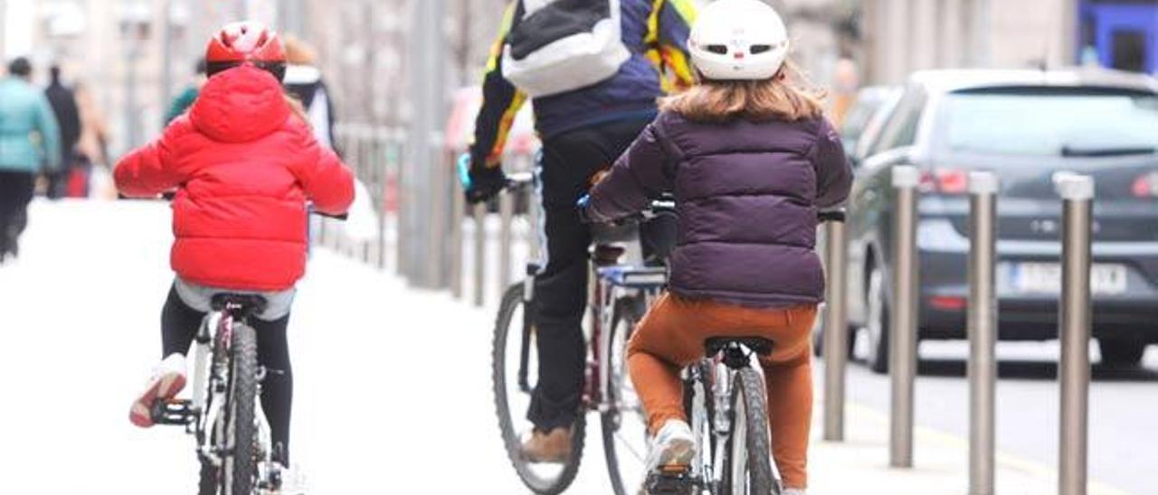 Una familia en bici por Pontevedra. // G. Santos