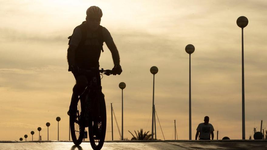 Un ciclista, al capvespre, al passeig marítim de Barcelona