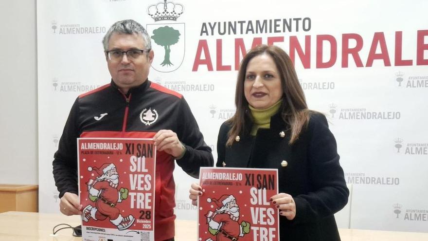 Presentación de la carrera de la San Silvestre con integrantes del Club Atletismo y el ayuntamiento.